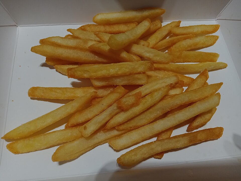 File:Fries on a tray.jpg