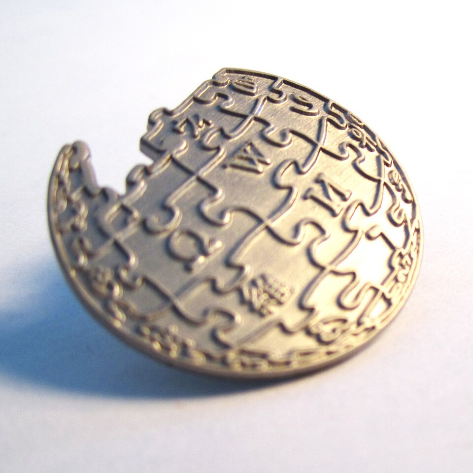 File:Wikipedia Globe Pin.jpg