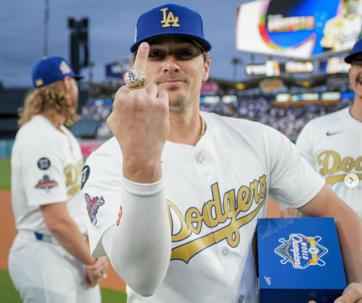 File:Kikemiddlefinger.png