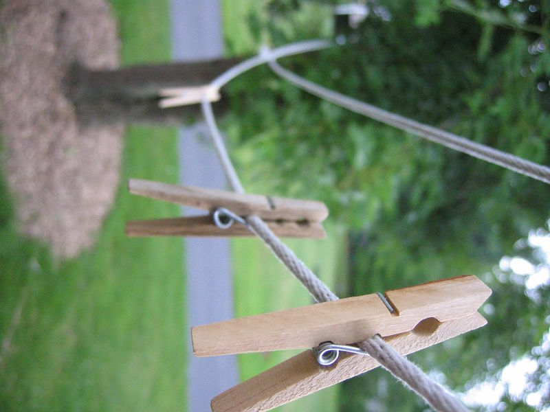 File:Clothes line with pegs nearby.jpg