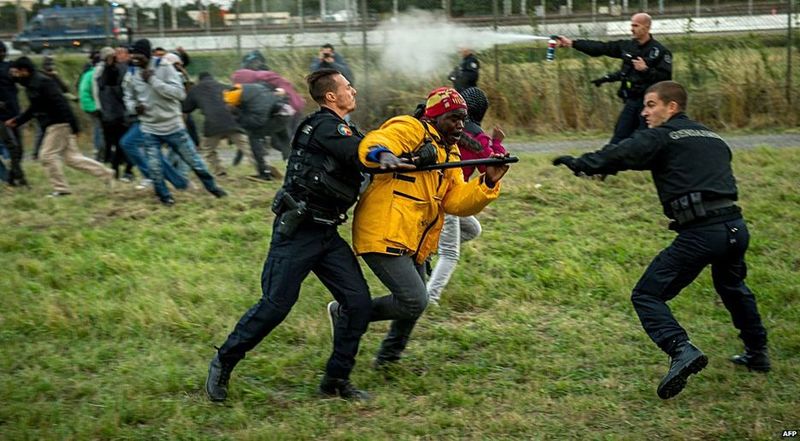 File:Calais pepperspray afp.jpg