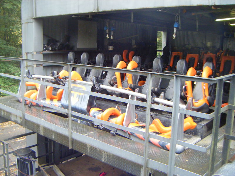 File:Alton towers and F2000 103.jpg