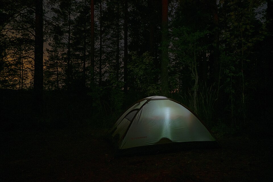 File:Tent at Lake Yastrebinoye.jpg
