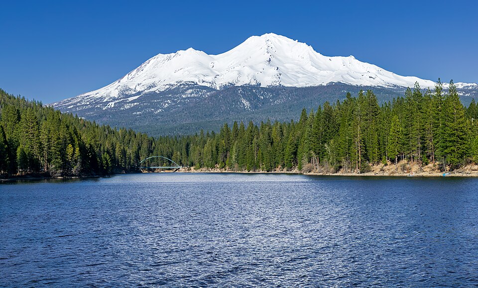 File:Mount Shasta, Lake Siskiyou, SW view.jpg