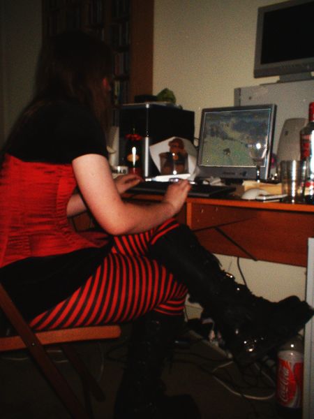File:Goth chick in corset and nice boots using linux.jpg