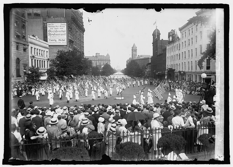 File:KKK Parade, 8-8-25 LCCN2016850810.jpg