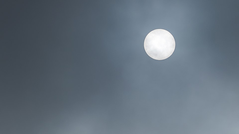 File:Sun in fog in Lysekil.jpg
