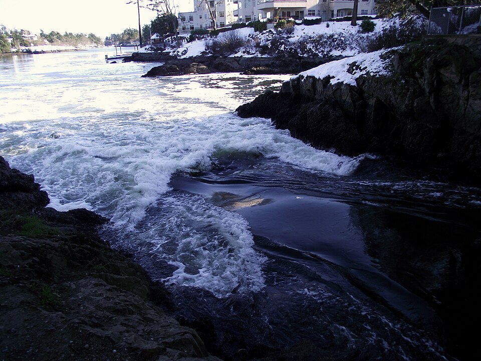 File:Angry Tillicum Narrows - panoramio.jpg