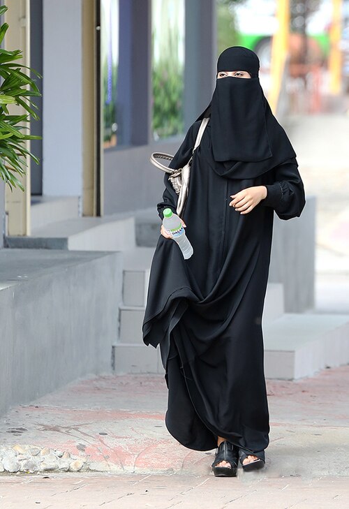 File:Saudi in niqab.jpg