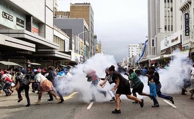 Fichier:Blog -Afrique du sud-violences xenophobes-foule en panique-avril2015.jpg