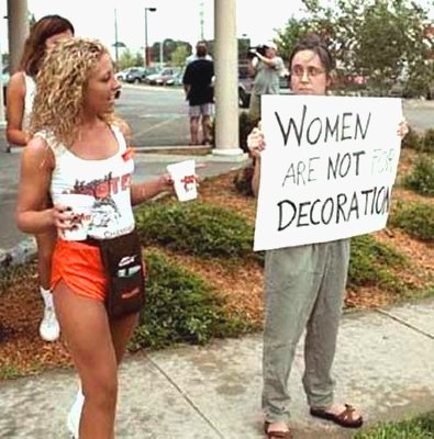 Fichier:Hooters protest.jpg
