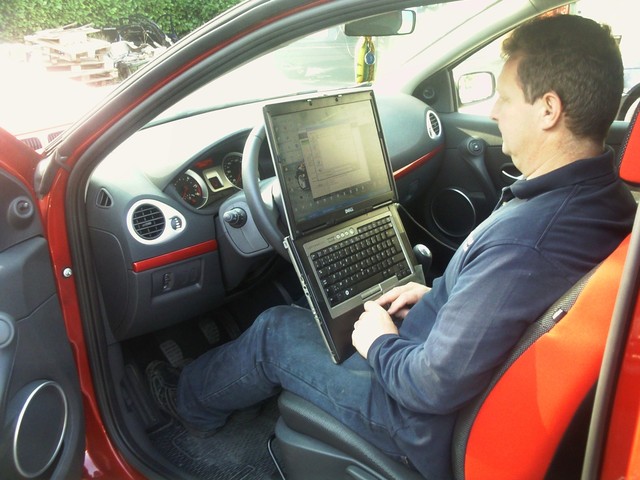 Fichier:Monsieur connecte sur internet dans sa voiture.jpg