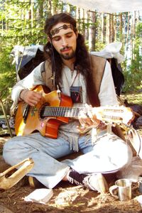 Fichier:Hippy with guitar.jpg