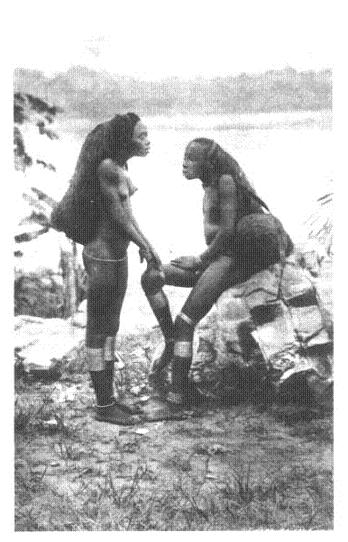 Fichier:Sango girls at Banzyville-1905.jpg