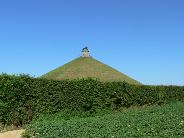 Fichier:Waterloo Pyramide.jpg