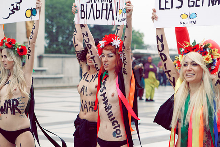 Fichier:FEMEN trocadéro.png