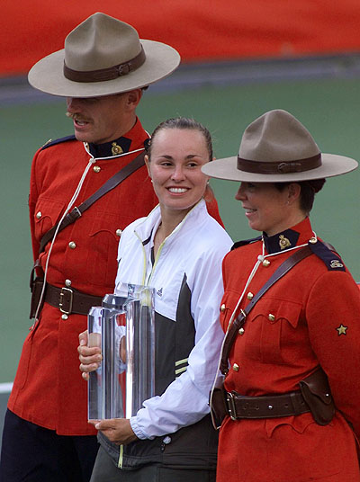 Fichier:Martina Hingis et deux gendarmes royaux du Canada.jpg
