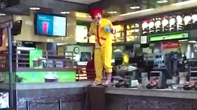 Fichier:Ronald-McDonald-Drinks-Too-Much-Special-Sauce-Video1.jpg