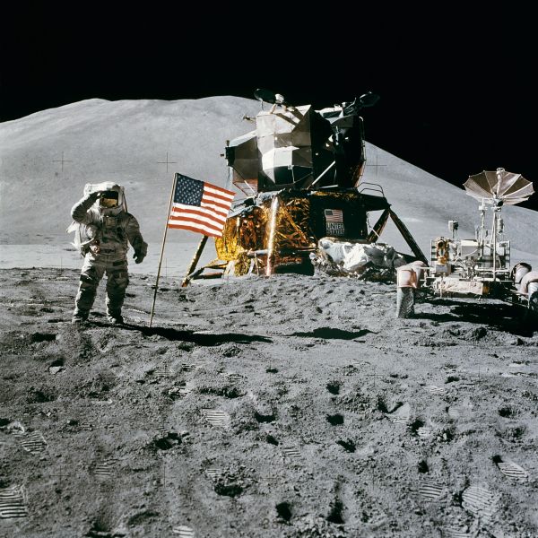 Fichier:Image-Apollo 15 flag, rover, LM, Irwin.jpg