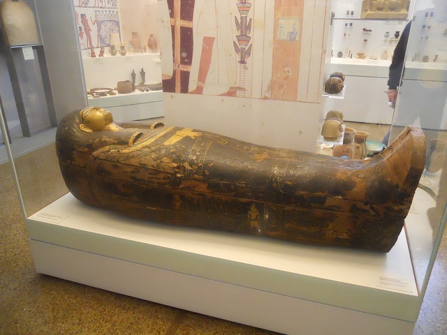 Fichier:Sarcophage avec un sarcophage dedans avec des sarcophage dedans.jpg