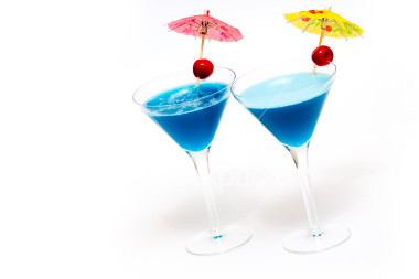 Fichier:Ist2 2720488-two-cocktails-with-blue-curacao-isolated-on-white-background.jpg