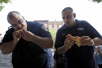 Fichier:Policias-comiendo-pizza.jpg