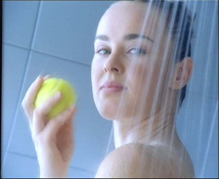 Fichier:Martina Hingis sous la douche.jpg