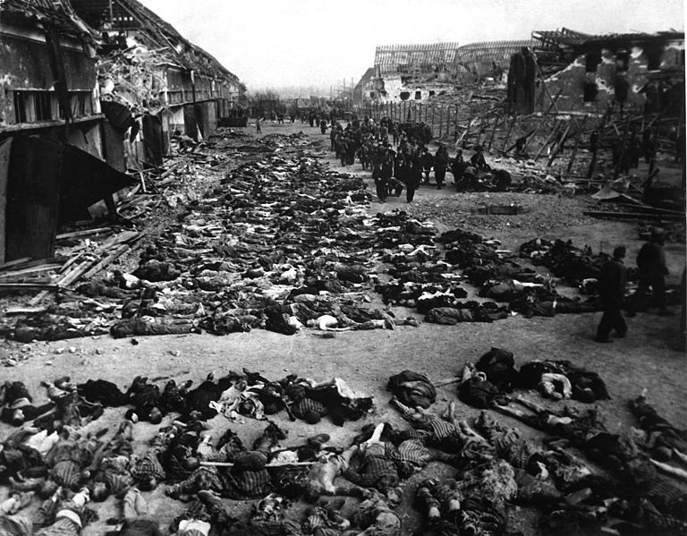Fichier:Rows of bodies Gestapo concentration camp.jpg