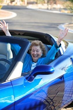 Fichier:Car-humor-joke-funny-old-woman-driving-granny-250.jpg