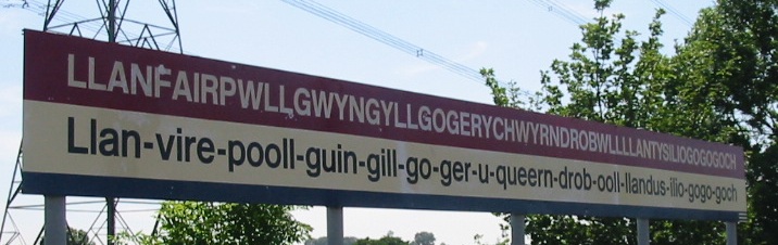 Fichier:Llanfairpwllgwyngyllgogerychwyrndrobwllllantysiliogogogoch station sign (cropped version 2).jpg