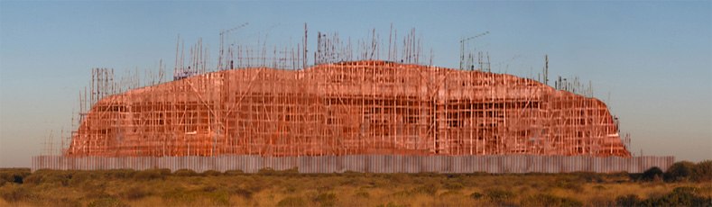 Fichier:Uluru en construction.jpg