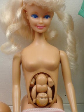 Fichier:Pregnant-barbie-enceinte.jpg