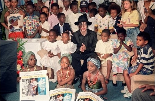 Fichier:Michael avec enfants.jpg