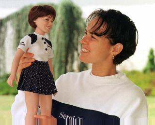Fichier:Martina Hingis et une poupée.jpg