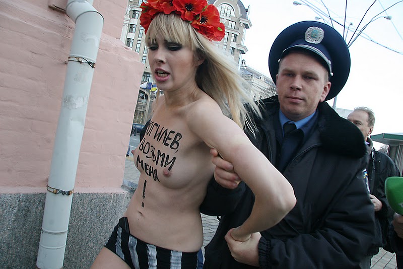 Fichier:FEMENpolice.JPG