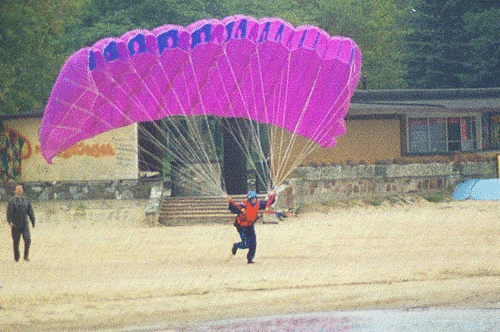 Fichier:Courir sous parachute.gif
