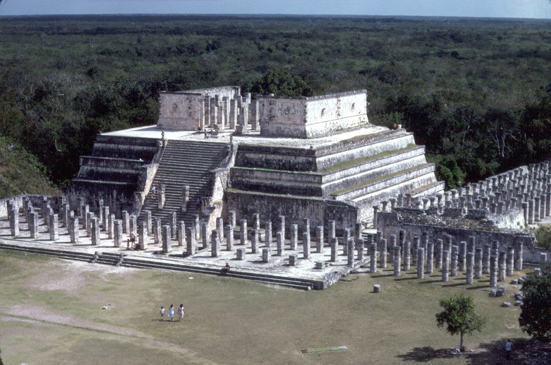 Fichier:Can8602 13, Temple of the Warriors, Chichen Itza, Maya Ruins, Yucatan Peninsula, Mexico-8670.jpg