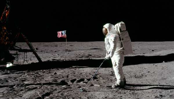 James, premier homme a faire quelque chose d'utile sur la lune.