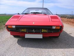 Suivi d'un gros plan sur la Ferrari, une référence dans les films d'auteurs