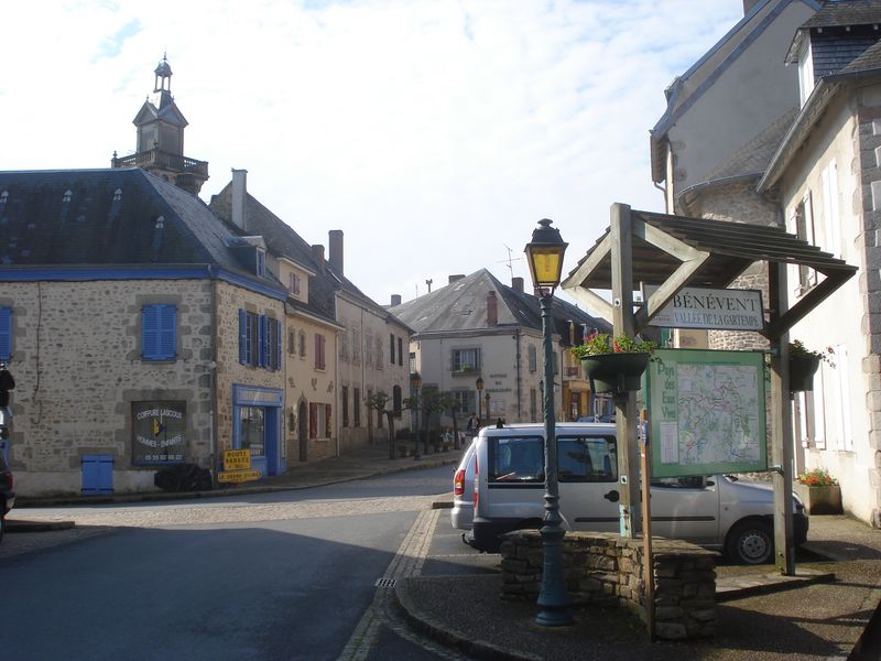 Fichier:Bénévent-l'Abbaye (Creuse,Fr) place centrale avec panneau d'information.JPG