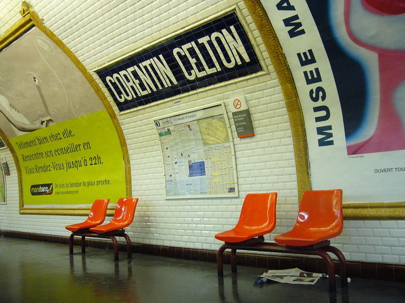 Fichier:1280px-Metro Paris - Ligne 12 - Station Corentin Celton - Sièges.jpg