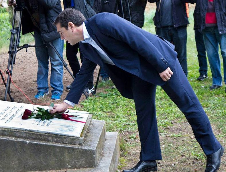 Fichier:Alexis Tsipras at the National Resistance Memorial, Kaisariani.jpg