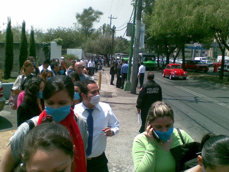 Fichier:Personnes portant des marques faciaux dans Mexico - 27 Avril 2009.jpg