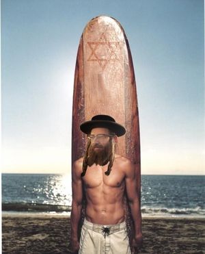 Un rabbin surfeur prêt à affronter les vagues de Jérululu