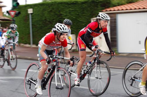Nabilla et Angela au Tour de France.jpg