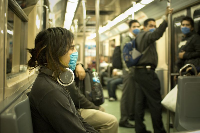 Fichier:Usagers de Train portant des masques de grippe porcine dans la ville de Mexico.jpg