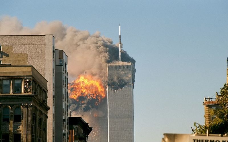 Fichier:UA Flight 175 hits WTC south tower 9-11.jpeg