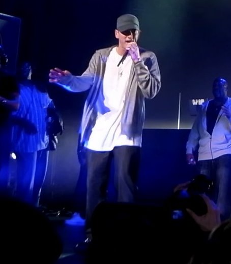 קובץ:Eminem at DJ hero party with d12.jpg