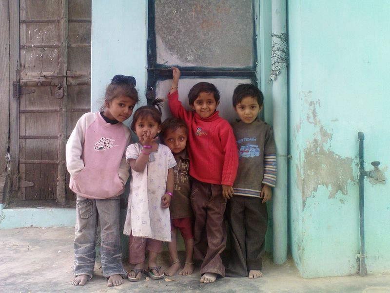קובץ:800px-Gujarati Village Kids in Mehsana.jpg