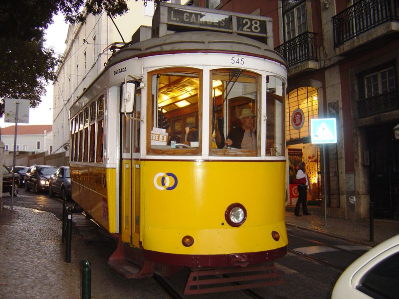 קובץ:Lisbon tram.JPG